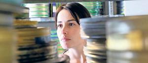 Mor Kaplansky blickt durchs Filmarchiv.