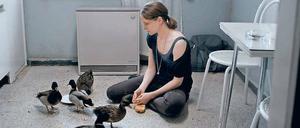 Mit Tieren kann sie gut. Wanja (Anne RattePolle) und ihre Stockenten.