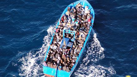 Flüchtlinge auf einem Boot im Mittelmeer vor Lampedusa im Jahre 2014. Vor Kreta ist am Freitag erneut ein Boot mit Migranten gekentert.