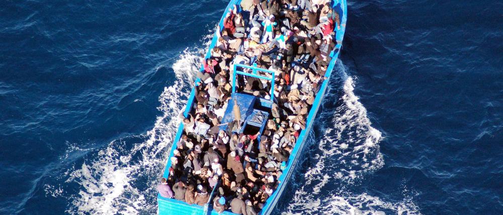 Flüchtlinge auf einem Boot im Mittelmeer vor Lampedusa im Jahre 2014. Vor Kreta ist am Freitag erneut ein Boot mit Migranten gekentert.