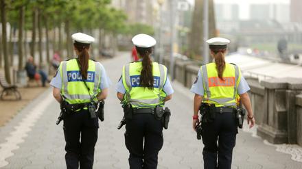 Polizeibeamtinnen patrouillieren auf der Rheinuferpromenade in Düsseldorf.