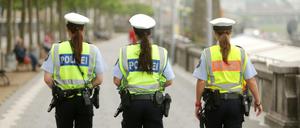 Polizeibeamtinnen patrouillieren auf der Rheinuferpromenade in Düsseldorf.
