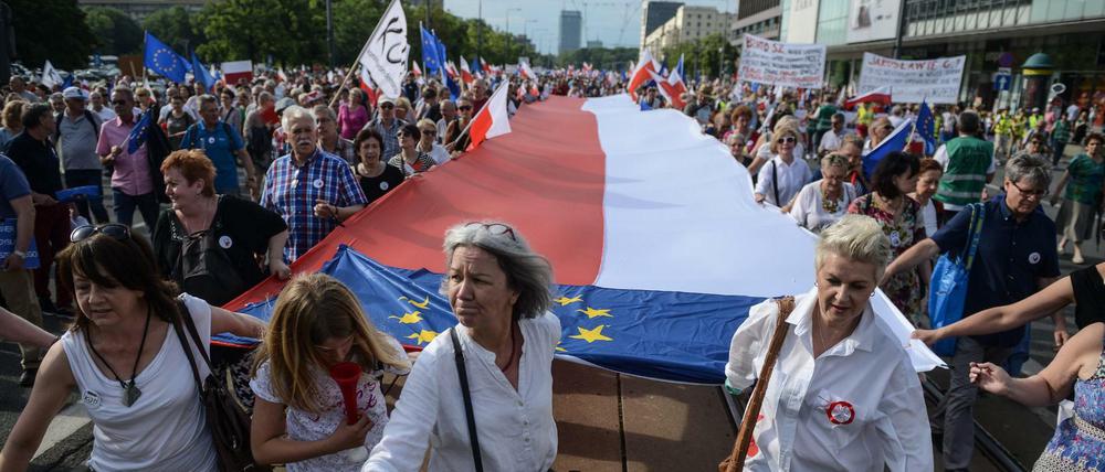 In Warschau haben Tausende für mehr Demokratie demonstriert.