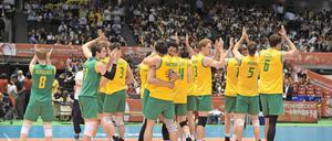 Verdeckt, aber nicht verschreckt. Die drei Berliner im Kreis ihrer Mannschaft nach dem Spiel gegen Japan in Tokio.