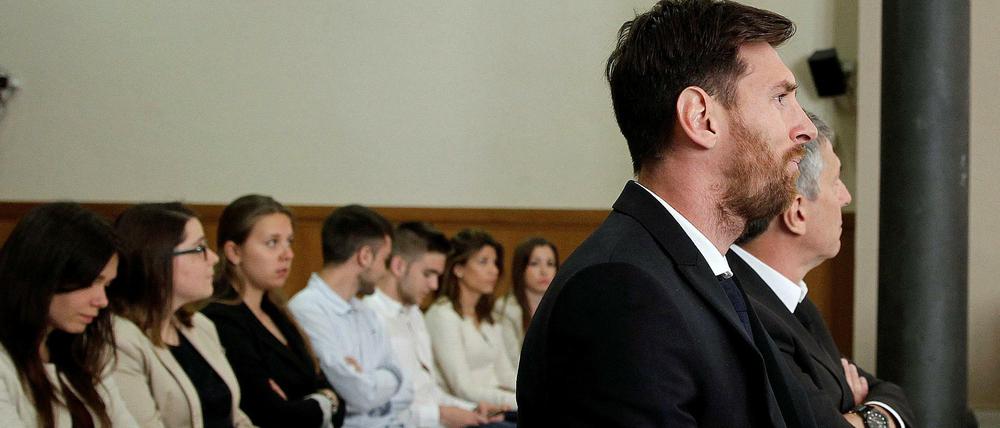 Der argentinische Fußballer Lionel Messi stritt vor dem Gericht in Barcelona alle Vorwürfe ab.