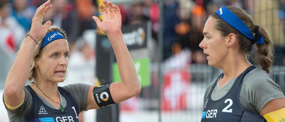 Laura Ludwig (links) and Kira Walkenhorstin feiern ihren Halbfinalsieg.