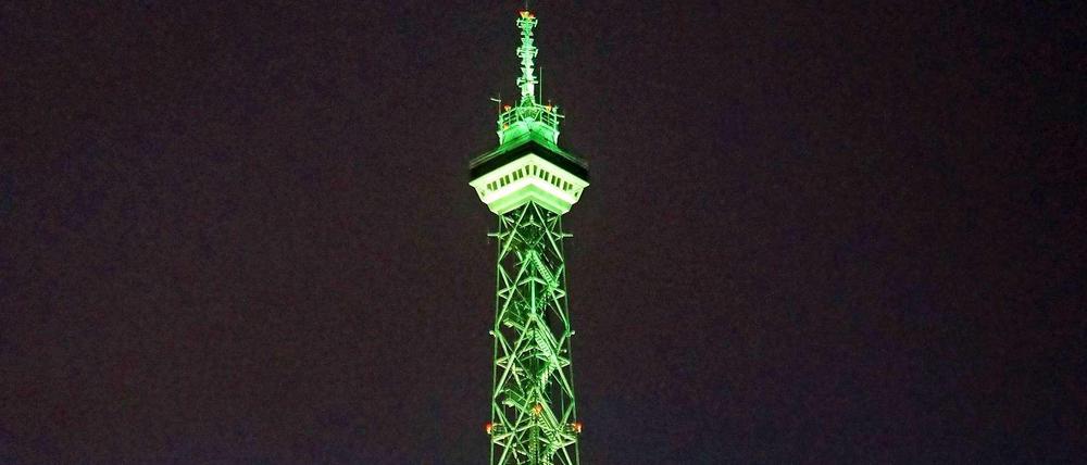 Der Funkturm, hier mal mit grüner Beleuchtung während des Festivals „Berlin leuchtet“ im Herbst 2015. 