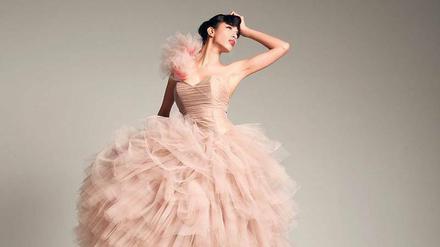 Als Kind trug sie Kopftuch, hier modelt sie im Brautkleid.