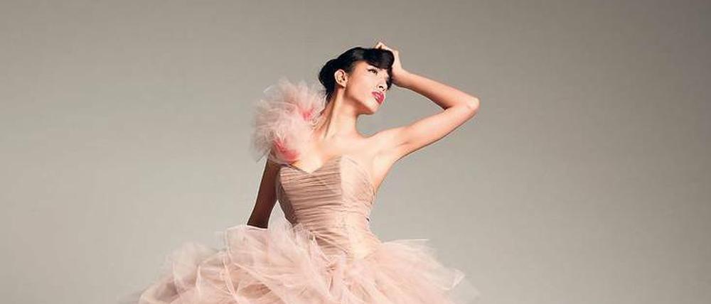Als Kind trug sie Kopftuch, hier modelt sie im Brautkleid.