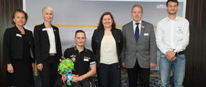 Bereit für Rio. Elisabeth Quack, Leiterin Ottobock Science Center; Christin Gunkel, Chief Marketing Officer Otto Bock HealthCare ; Matthias Heimbach, Rollstuhlbasketball-Nationalmannschaft; Maria Luiza Ribeiro Viotti, Botschafterin von Brasilien ; Dr. Karl Quade, Vizepräsident Leistungssport des Deutschen Behindertensportverbandes und Julian Napp, Chef- Techniker der Ottobock Werkstätten (v.l.) beim Pressetermin unter dem Motto "Paralympics in Rio - der Countdown läuft" im Ottobock Science Center Berlin an der Ebertstraße 15a in Berlin-Mitte .