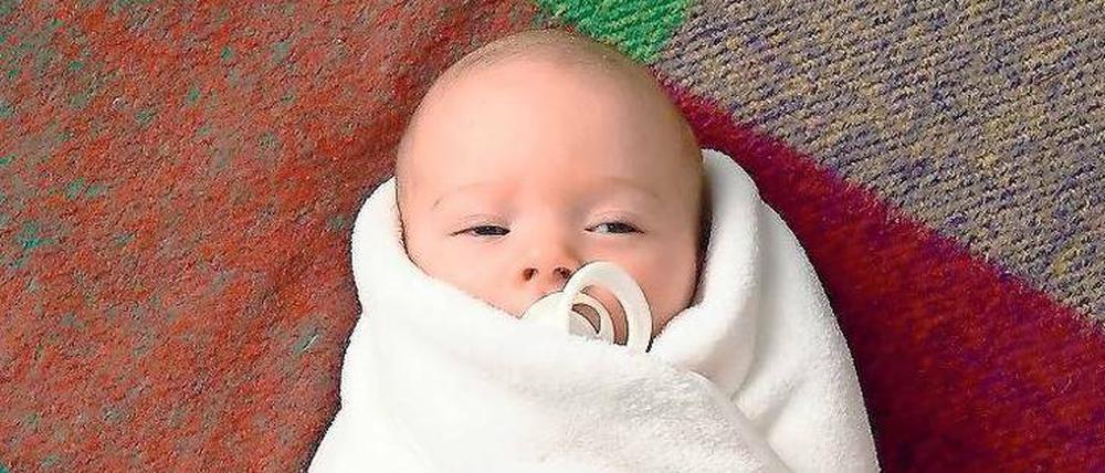 Kuschlig, aber schädlich. Gepuckte Babys können Hüftschäden erleiden. 