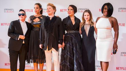 Die Schauspielerinnen Lea DeLaria ("Big Boo"), Dascha Polanco (Dayanara Diaz), Kate Mulgrew (Red), Selenis Leyva (Gloria Mendoza), Yael Stone (Lorna Morello) und Uzo Aduba (Suzanne Warren "Crazy Eyes") bei der Europapremiere der Netflix-Serie "Orange Is the New Black in der Kulturbrauerei.