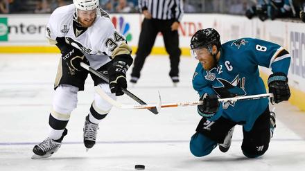 Gut gelaufen, aber am Ende dumm gelaufen. Für Tom Kühnhackl (li., rechts Joe Pavelski von San José) verlor zum ersten Mal in der Finalserie.