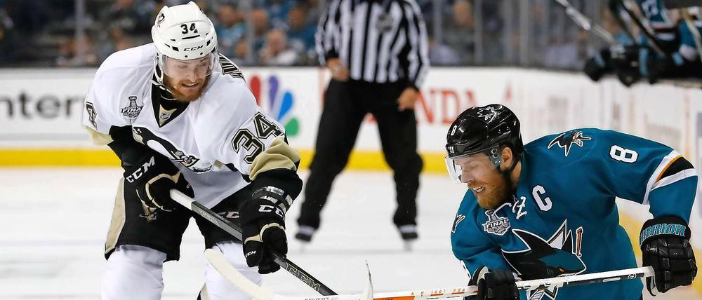Gut gelaufen, aber am Ende dumm gelaufen. Für Tom Kühnhackl (li., rechts Joe Pavelski von San José) verlor zum ersten Mal in der Finalserie.