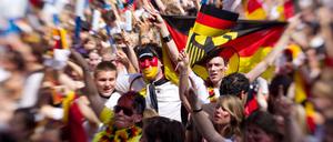 Fans der deutschen Fußball-Nationalmannschaft feiern 2010 beim Public Viewing auf dem Friedensplatz in Dortmund.