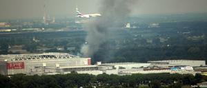 Eine Rauchwolke steigt am Messegelände in Düsseldorf in den Himmel.