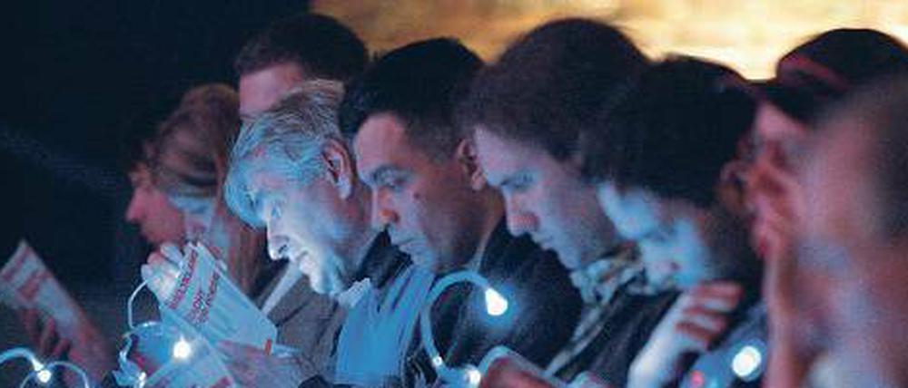 Lesende Menschen bei der Nacht der Poesie