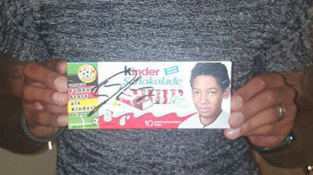 Fußballer Boateng hat eine Tafel Kinderschokolade signiert. Bein Berliner verkauft die Exemplare für einen guten Zweck auf Ebay. 