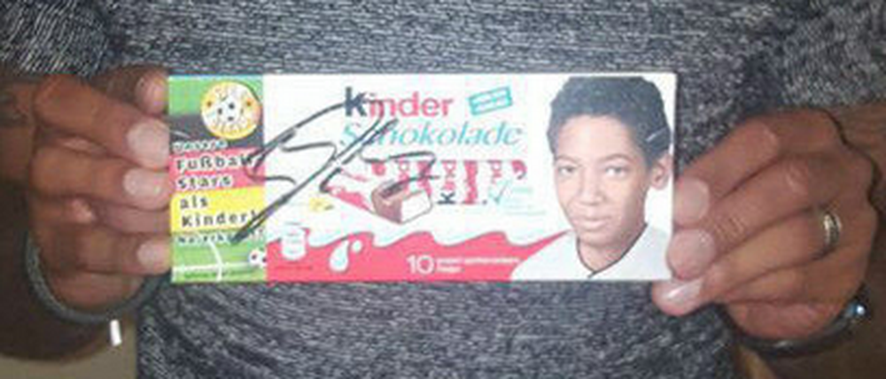 Fußballer Boateng hat eine Tafel Kinderschokolade signiert. Bein Berliner verkauft die Exemplare für einen guten Zweck auf Ebay.