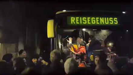 Ein Mob aufgebrachter Bürger hatte den Bus mit neu eintreffenden Flüchtlingen in Clausnitz blockiert