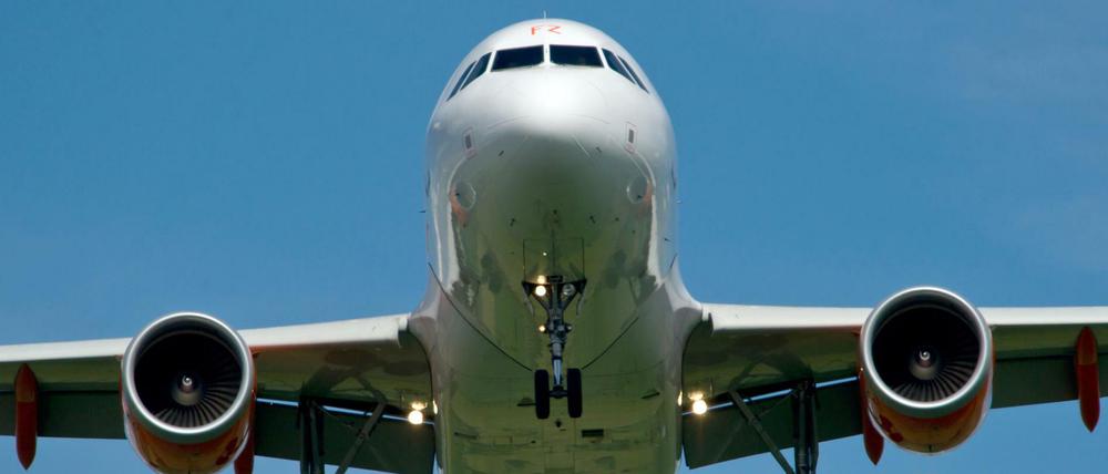 Ein Flugzeug landet am Flughafen in München (Symbolbild). 