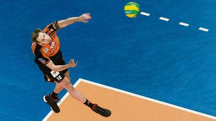 Sebastian Kühner wird weiter für die Volleys aufschlagen.