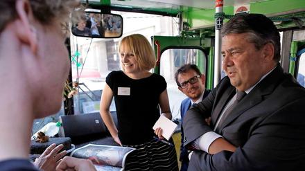Wirtschaftsminister Sigmar Gabriel und Projektleiterin  Sylvia Hustedt bei der Eröffnung des Kompetenzzentrums.