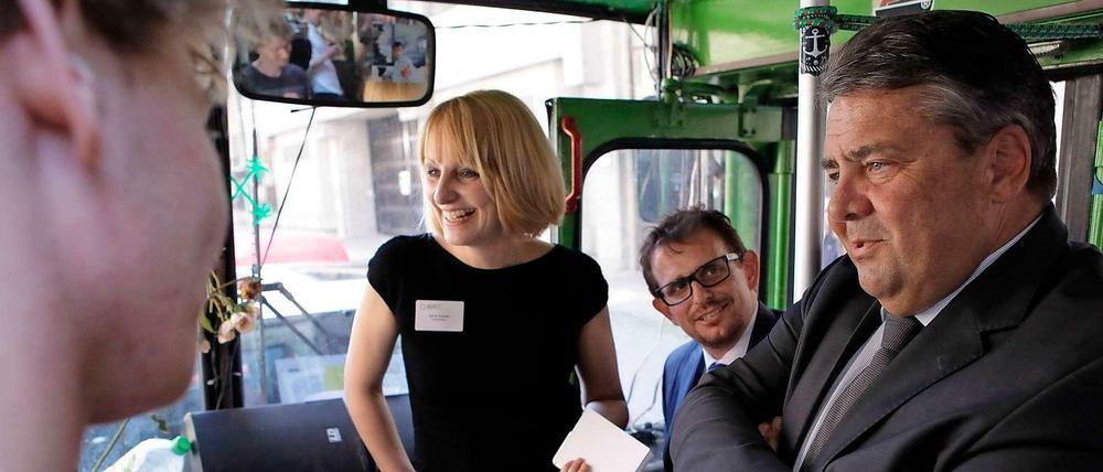 Wirtschaftsminister Sigmar Gabriel und Projektleiterin  Sylvia Hustedt bei der Eröffnung des Kompetenzzentrums.