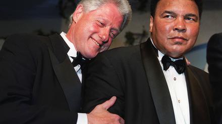 Der ehemalige US-Präsident Bill Clinton und Muhammad Ali bei einer Veranstaltung im Oktober 2000. 