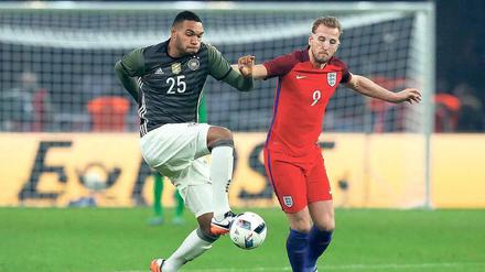 Debütant am Ball. Jonathan Tah (links) absolvierte im März gegen England sein bisher einziges Länderspiel. 