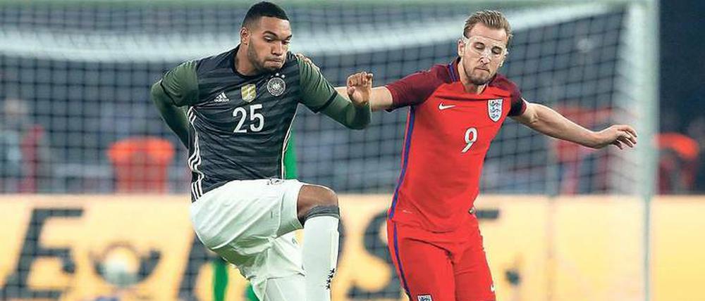 Debütant am Ball. Jonathan Tah (links) absolvierte im März gegen England sein bisher einziges Länderspiel.