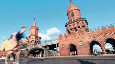 Am Sonntag wird die Oberbaumbrücke nicht nur Ort der Kunst, sondern auch Teil der Fahrradsternfahrt. 