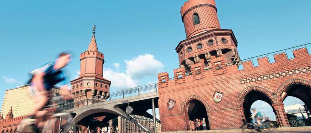 Am Sonntag wird die Oberbaumbrücke nicht nur Ort der Kunst, sondern auch Teil der Fahrradsternfahrt.