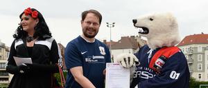 Immer engagiert. Sprecher Daniel Goldstein und Maskottchen Bully mit der Beitrittsurkunde zum Bündnis gegen Homophobie, aufgenommen am 2. Juli. 