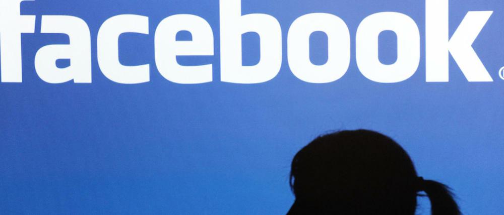 Weil sie ihren Lehrer auf Facebook beleidigt hat, muss eine Schülerin in Düsseldorf 20 Arbeitsstunden leisten.