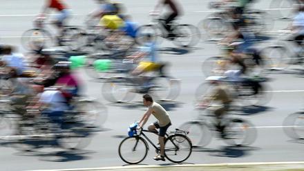 Wer wen scharf sieht. Radfahrer bei der Sternfahrt in Berlin.