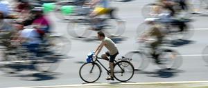 Wer wen scharf sieht. Radfahrer bei der Sternfahrt in Berlin.