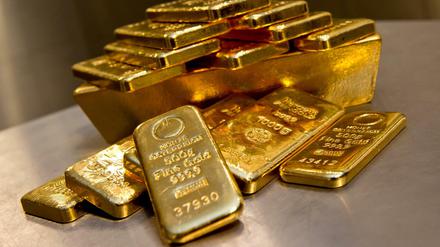 In Zehlendorf haben fünf Männer und eine Frau Menschen mit falschem Gold und einem Schneeballsystem um ihr Geld betrogen.