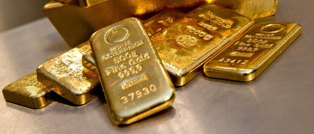 In Zehlendorf haben fünf Männer und eine Frau Menschen mit falschem Gold und einem Schneeballsystem um ihr Geld betrogen.
