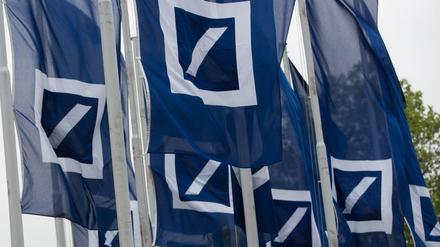 Fahnen mit dem Logo der Deutschen Bank in Frankfurt am Main am Eingang zur der Hauptversammlung des Geldinstituts.