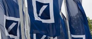 Fahnen mit dem Logo der Deutschen Bank in Frankfurt am Main am Eingang zur der Hauptversammlung des Geldinstituts.