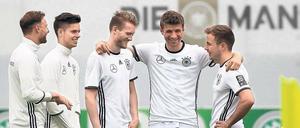 Seid umschlungen. Thomas Müller übt mit WM-Siegtorschütze Mario Götze (rechts) und Vorlagengeber André Schürrle schon mal den Zusammenhalt für die EM. 