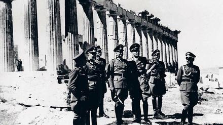Generalfeldmarschall Walter von Brauchitsch im Mai 1941 auf der Akropolis. 