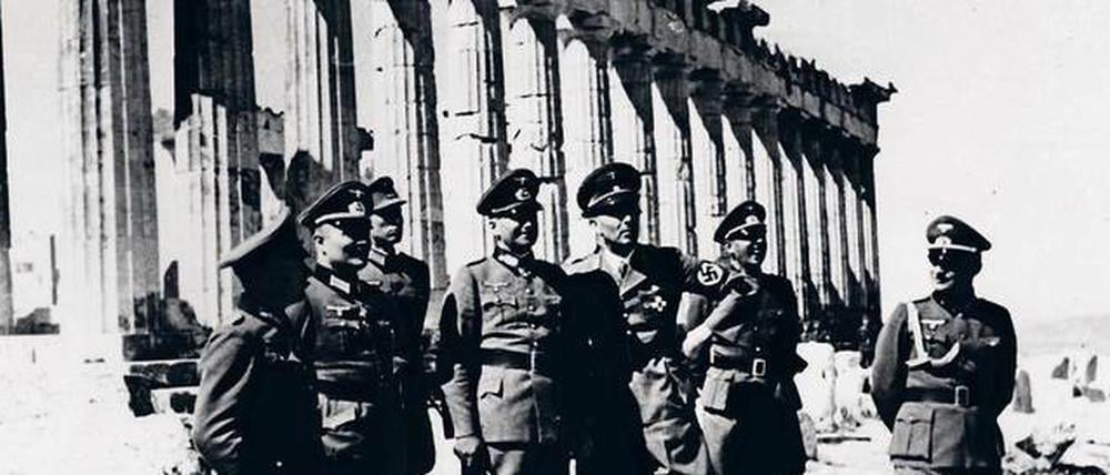 Generalfeldmarschall Walter von Brauchitsch im Mai 1941 auf der Akropolis. 