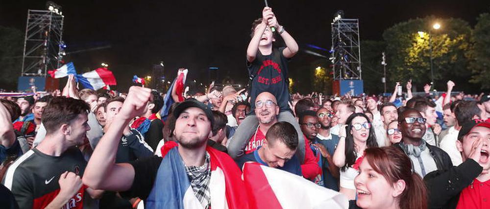 Erleichtert und glücklich. Frankreichs Fans feiern das 2:1 gegen Rumänien beim Fanfest am Eifelturm.