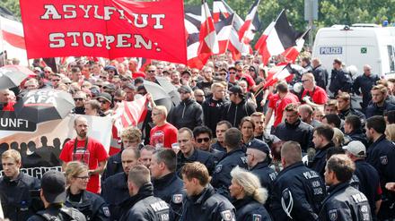 Den rund 1000 Neonazis standen etwa 2000 Demonstranten gegenüber. Hundertschaften der Polizei waren im Einsatz.