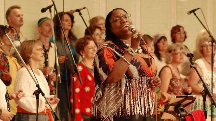 Der Soul- und Gospelchor, unterstützt von US-Sängerin Dorrey Lin Lyles.