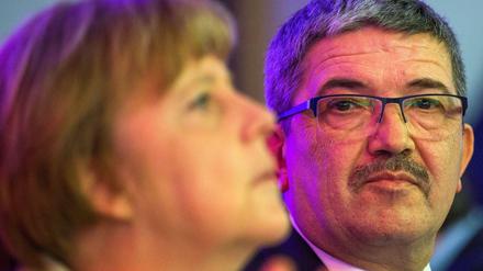 Der Innenminister von Mecklenburg-Vorpommern, Lorenz Caffier (CDU), neben Kanzlerin Angela Merkel.