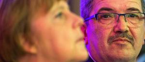 Der Innenminister von Mecklenburg-Vorpommern, Lorenz Caffier (CDU), neben Kanzlerin Angela Merkel.