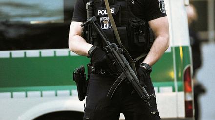 Ein Polizist mit Maschinenpistole in Berlin